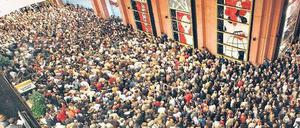 Gedränge um Mitternacht. Auch in Berlin gab es schon gefährliche Menschenansammlungen in Einkaufszentren. 2007 kamen Tausende zur Eröffnung eines Elektronikkaufhauses im neuen Alexa. 100 Polizeibeamte halfen, eine Eskalation zu verhindern.