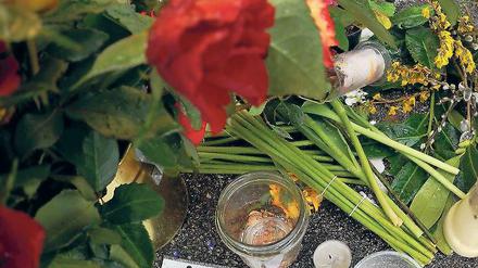 Trauer in Krailing: Die Bevölkerung nimmt Abschied von den beiden ermordeten Mädchen.