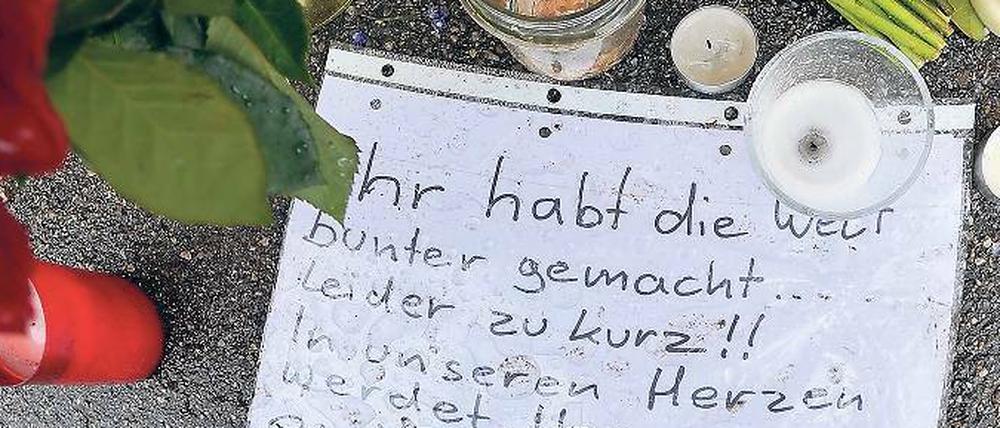 Trauer in Krailing: Die Bevölkerung nimmt Abschied von den beiden ermordeten Mädchen.