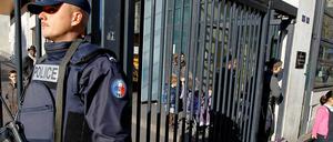 Nach dem Anschlag bewachen Polizisten mit Maschinengewehren das Schulgelände.