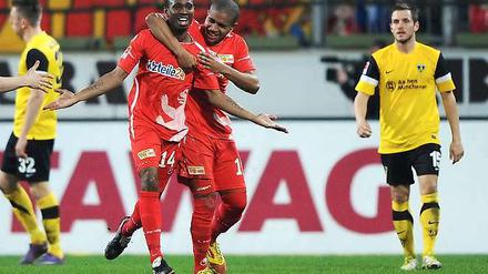 Berlins Patrick Zoundi (m) jubelt mit Berlins Chinedu Ede über seinen Treffer zum 1:3.