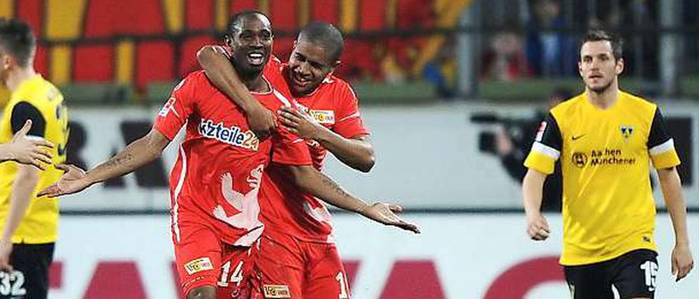 Berlins Patrick Zoundi (m) jubelt mit Berlins Chinedu Ede über seinen Treffer zum 1:3.
