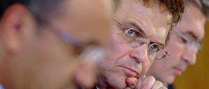 Ein Teil der Deutschen Islamkonferenz: Bundesinnenminister Hans-Peter Friedrich zwischen Imam Abdelmalik Hibaoui und Mustafa Imal vom Verband der islamischen Kulturzentren.