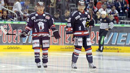 Tyson Mulock (links, im Bild mit Julian Talbot) spielt bei den Eisbären normalerweise nur eine Nebenrolle. Im dritten Play-off-Viertelfinale gegen Köln half er mit seinem Treffer zum 1:1, das Spiel in die gewünschte Richtung zu drehen.