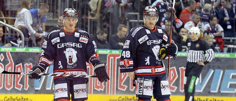 Tyson Mulock (links, im Bild mit Julian Talbot) spielt bei den Eisbären normalerweise nur eine Nebenrolle. Im dritten Play-off-Viertelfinale gegen Köln half er mit seinem Treffer zum 1:1, das Spiel in die gewünschte Richtung zu drehen.