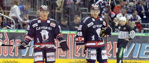 Tyson Mulock (links, im Bild mit Julian Talbot) spielt bei den Eisbären normalerweise nur eine Nebenrolle. Im dritten Play-off-Viertelfinale gegen Köln half er mit seinem Treffer zum 1:1, das Spiel in die gewünschte Richtung zu drehen.