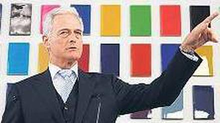 Mit erhobenem Zeigefinger: Verkehrs- und Bauminister Peter Ramsauer. Foto: dpa