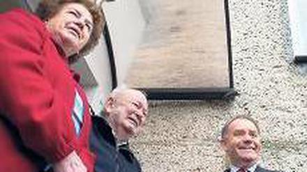 Ruhe vor der Eröffnung. Das Ehepaar Schust aus Waltersdorf hat neue Fenster für sein Haus erhalten. Flughafenchef Rainer Schwarz freut’s. Foto:dpa/Patrick Pleul