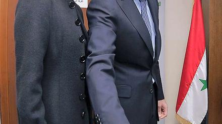 Der syrische Präsident Baschar al-Assad mit seiner Frau Asma bei der Stimmabgabe zum Verfassungsreferendum am 26. Februar 2012 in Damaskus. 