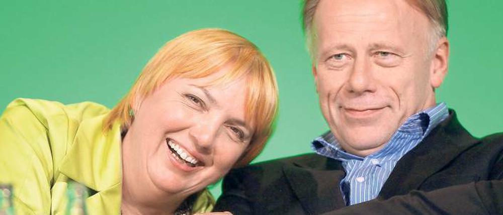 Er, sie, es? Jürgen Trittin als Solokandidat, Claudia Roth alleine, oder doch lieber ein Duo? Mit Blick auf die Bundestagswahl im kommenden Jahr haben die Grünen eine Spitzenkandidatendebatte begonnen. In der Partei rumort es nun. Foto: Jens Wolf/dpa