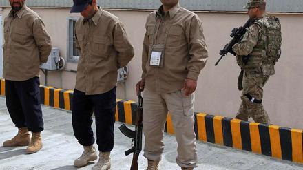 private Sicherheitsleute in Afghanistan, im Hintergrund ein US-Soldat.