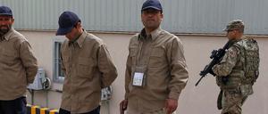 private Sicherheitsleute in Afghanistan, im Hintergrund ein US-Soldat.