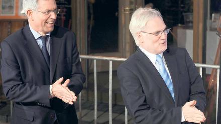 Nicht nur in seiner Gestik ähnelt der bisherige ZDF-Programmdirektor Thomas Bellut (l.) Markus Schächter, von dem er die Intendanz übernimmt. Foto: dpa