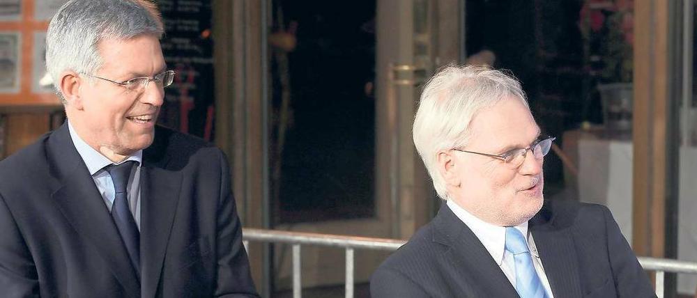 Nicht nur in seiner Gestik ähnelt der bisherige ZDF-Programmdirektor Thomas Bellut (l.) Markus Schächter, von dem er die Intendanz übernimmt. Foto: dpa