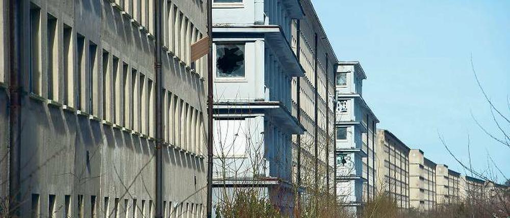 Kilometerlang nichts als graue Fassade. In Prora wollten die Nazis ein Seebad für 20 000 Urlauber errichten. Fertig wurde der Bau nie. Zu DDR-Zeiten zog die NVA ein, nach der Wende wurde der Komplex unter Denkmalschutz gestellt und privatisiert. In einem Teilabschnitt wurde eine Jugendherberge eröffnet – der Rest steht leer und verfällt. Foto: Stefan Sauer/dpa