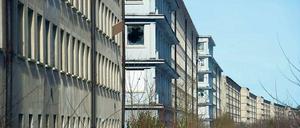 Kilometerlang nichts als graue Fassade. In Prora wollten die Nazis ein Seebad für 20 000 Urlauber errichten. Fertig wurde der Bau nie. Zu DDR-Zeiten zog die NVA ein, nach der Wende wurde der Komplex unter Denkmalschutz gestellt und privatisiert. In einem Teilabschnitt wurde eine Jugendherberge eröffnet – der Rest steht leer und verfällt. Foto: Stefan Sauer/dpa