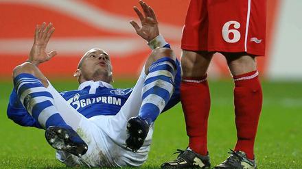 Schalkes Jermaine Jones (l.) liegt neben Enschedes Wout Brama am Boden. Eine Fehlentscheidung des Schiedsrichters kostet den FC Schalke 04 möglicherweise den Einzug ins Viertelfinale der Europa League.