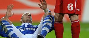 Schalkes Jermaine Jones (l.) liegt neben Enschedes Wout Brama am Boden. Eine Fehlentscheidung des Schiedsrichters kostet den FC Schalke 04 möglicherweise den Einzug ins Viertelfinale der Europa League.