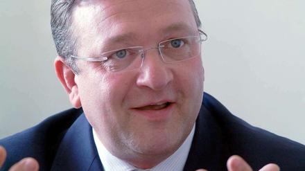 Innensenator Frank Henkel (CDU) hat mehr Polizisten auf den Straßen versprochen.