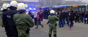 Ruhe im Stadion, aber auf dem Weg dorthin kommt es immer wieder zu Ausschreitungen.