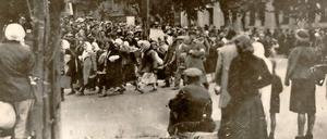 Versklavt. "Ostarbeiter" vor der Verschleppung nach Deutschland, wahrscheinlich in Kiew, 1942.