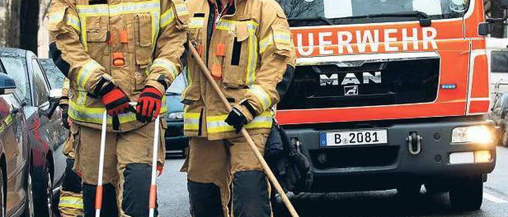 Auf Öl gestoßen. Mehr eine Tonne Bindemittel streuten Feuerwehrleute am Montagvormittag auf eine 13 Kilometer lange Ölspur zwischen Spandau und Wilmersdorf. Welches Fahrzeug geleckt hat, ist unklar. Ein defektes Auto konnte nicht gefunden werden. Foto: dapd