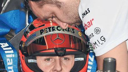 Mitfahren reicht ihm nicht. Michael Schumacher wird seinen Vertrag bei Mercedes wohl nur verlängern, wenn das Team in dieser Saison erfolgreich ist. Foto: AFP
