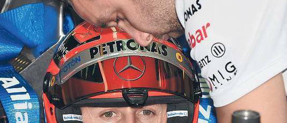Mitfahren reicht ihm nicht. Michael Schumacher wird seinen Vertrag bei Mercedes wohl nur verlängern, wenn das Team in dieser Saison erfolgreich ist. Foto: AFP
