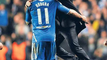 Fang mich auf! Aushilfstrainer Roberto di Matteo herzt Didier Drogba. Foto: dpa