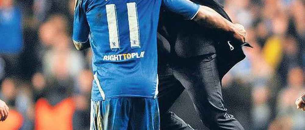 Fang mich auf! Aushilfstrainer Roberto di Matteo herzt Didier Drogba. Foto: dpa