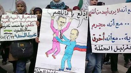 Demonstranten protestieren in Idlib, Syrien, gegen das Regime in Damaskus. Seit einem Jahr kämpft Assad gegen eine Protestbewegung, die trotz Milizenterror, Folter und Artilleriebeschuss nicht aufgibt.