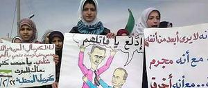 Demonstranten protestieren in Idlib, Syrien, gegen das Regime in Damaskus. Seit einem Jahr kämpft Assad gegen eine Protestbewegung, die trotz Milizenterror, Folter und Artilleriebeschuss nicht aufgibt.