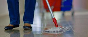 SPD und Grüne fordern einen allgemeinen Mindestlohn. Die Wirtschaftsverbände lehnen ihn ab.