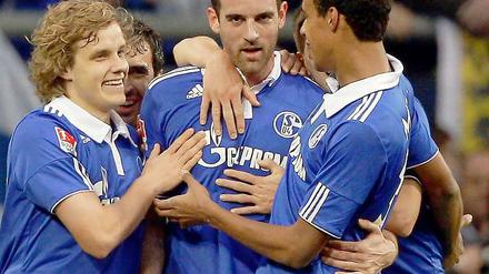 Teemu Pukki (l.) der Torschütze des 1:0, feiert gemeinsam mit seinen Kollegen den Torschützen des zweiten Schalker Treffers, Christoph Metzelder (m.).
