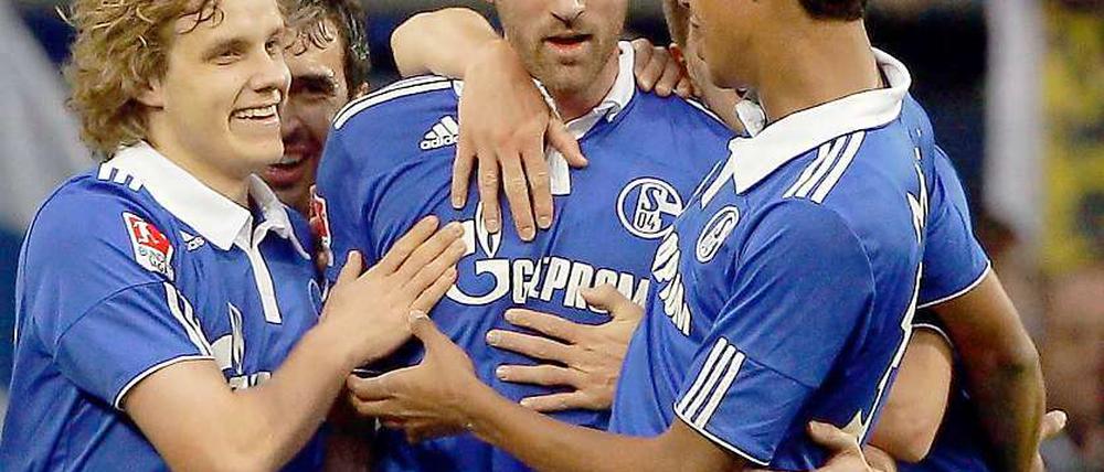 Teemu Pukki (l.) der Torschütze des 1:0, feiert gemeinsam mit seinen Kollegen den Torschützen des zweiten Schalker Treffers, Christoph Metzelder (m.).