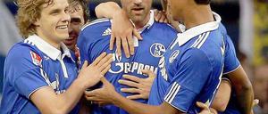 Teemu Pukki (l.) der Torschütze des 1:0, feiert gemeinsam mit seinen Kollegen den Torschützen des zweiten Schalker Treffers, Christoph Metzelder (m.).