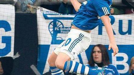 Früh fliegt der Finne. Teemu Pukki feiert kurz nach Spielbeginn sein Tor zum 1:0 gegen den Hamburger SV. Foto: dapd