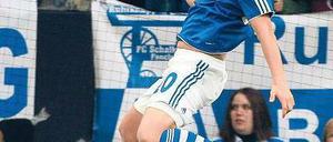 Früh fliegt der Finne. Teemu Pukki feiert kurz nach Spielbeginn sein Tor zum 1:0 gegen den Hamburger SV. Foto: dapd