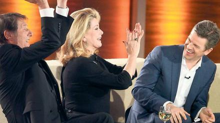 So könnte es weitergehen. Udo Jürgens (links), Catherine Deneuve und Markus Lanz amüsieren sich im März 2011 auf der „Wetten, dass..?“-Couch. Foto: dpa