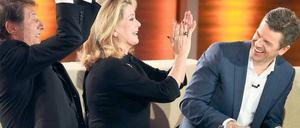 So könnte es weitergehen. Udo Jürgens (links), Catherine Deneuve und Markus Lanz amüsieren sich im März 2011 auf der „Wetten, dass..?“-Couch. Foto: dpa