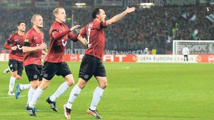 Weiter, immer weiter. Vier Treffer erzielte Hannover gegen Lüttich. Sergio Pinto (rechts) traf zum Endstand. Foto: dapd