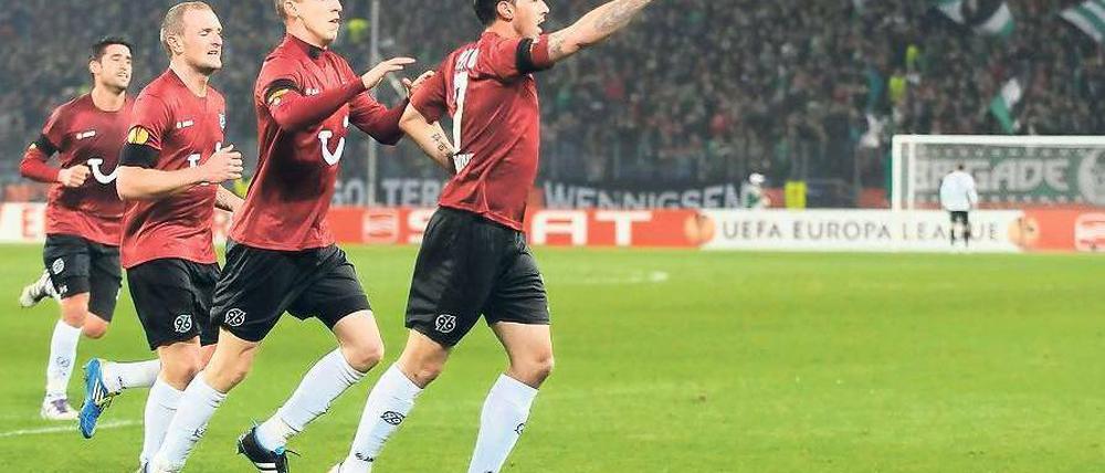 Weiter, immer weiter. Vier Treffer erzielte Hannover gegen Lüttich. Sergio Pinto (rechts) traf zum Endstand. Foto: dapd