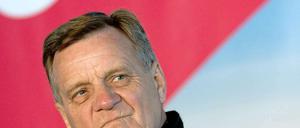 Der frühere Bahnchef Hartmut Mehdorn wird Air Berlin noch bis Ende 2013 führen