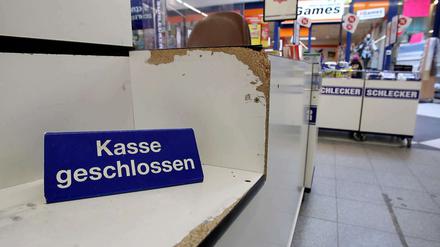 For you, vor Ort, vorbei: In vielen Schleckermärkten bleibt künftig nicht nur die Kasse geschlossen.