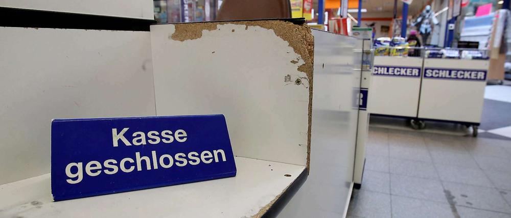 For you, vor Ort, vorbei: In vielen Schleckermärkten bleibt künftig nicht nur die Kasse geschlossen.