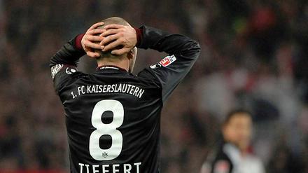 Der erste Torschuss durch den Ex-Stuttgarter Christian Tiffert traf das Außennetz. 
