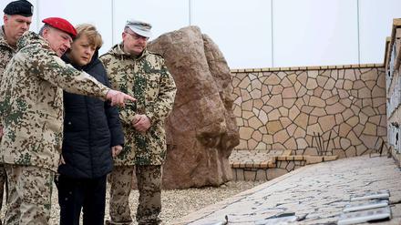 Angela Merkel am Bundeswehr-Stützpunkt in Massar-i-Scharif