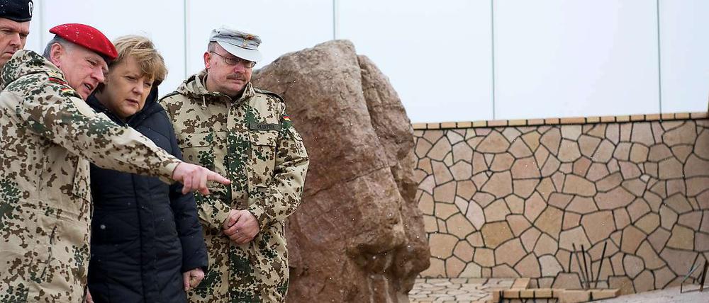 Angela Merkel am Bundeswehr-Stützpunkt in Massar-i-Scharif