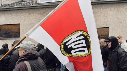 Ein NPD-Verbotsverfahren rückt mit Abzug von V-Leuten näher.