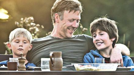 Väterlich. Anton (Mikael Persbrandt) mit seinen Söhnen Elias (Markus Rygaard, rechts) und Morten (Toke Lars Bjarke).